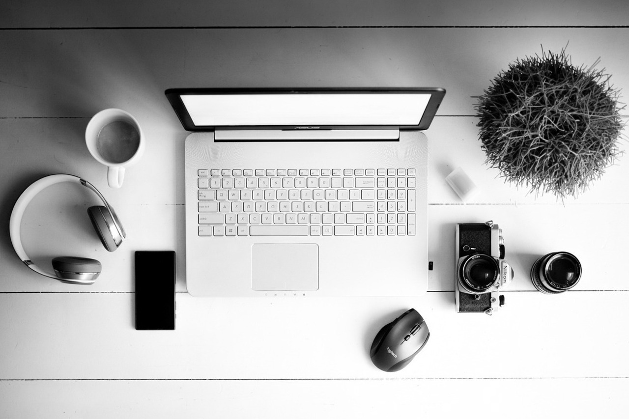 Arbeitsplatz mit verschiedenen Technikutensilien